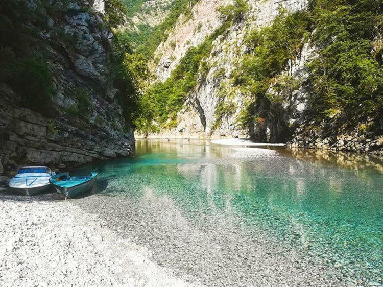 Park Blini Shala River Moll' e Shoshit Ngoại thất bức ảnh